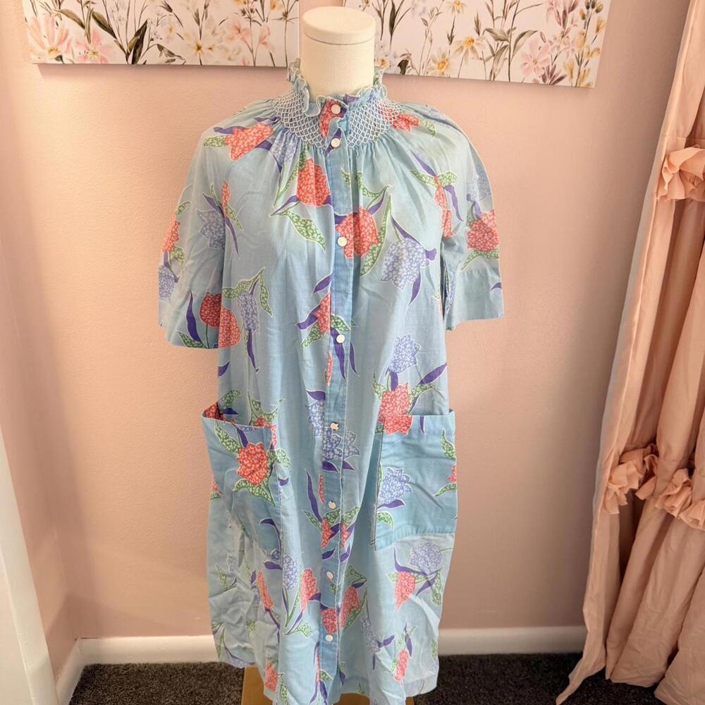 Vintage Alternatives Floral House Dress Size P, Blue Smocked Collar Button Front
